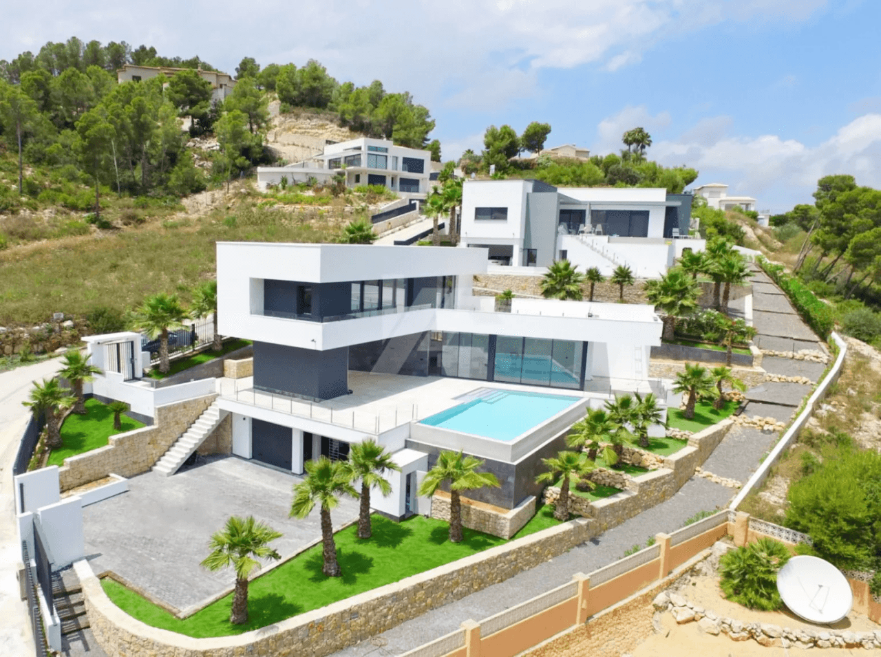 Villa moderne à vendre à Jávea avec vue sur la mer et piscine à débordement.